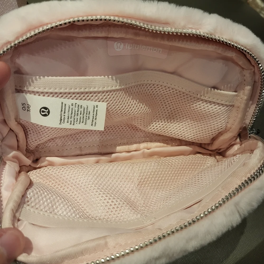 Lululemon Everywhere Belt Bag Plush Strawberry Milkshake - Picture 12 of 12